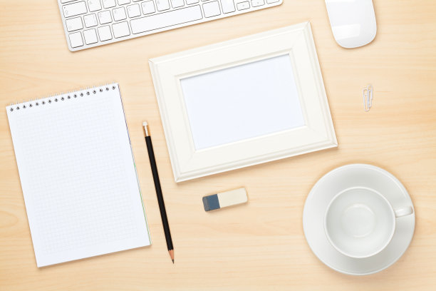 办公桌上的相框，包括记事本、电脑和杯子图片下载