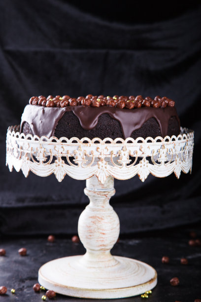 黑色背景上的巧克力蛋糕图片下载