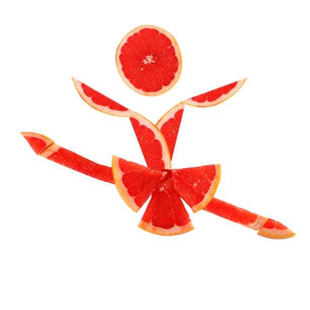 健康饮食。用葡萄柚片做的有趣的小舞蹈图片下载