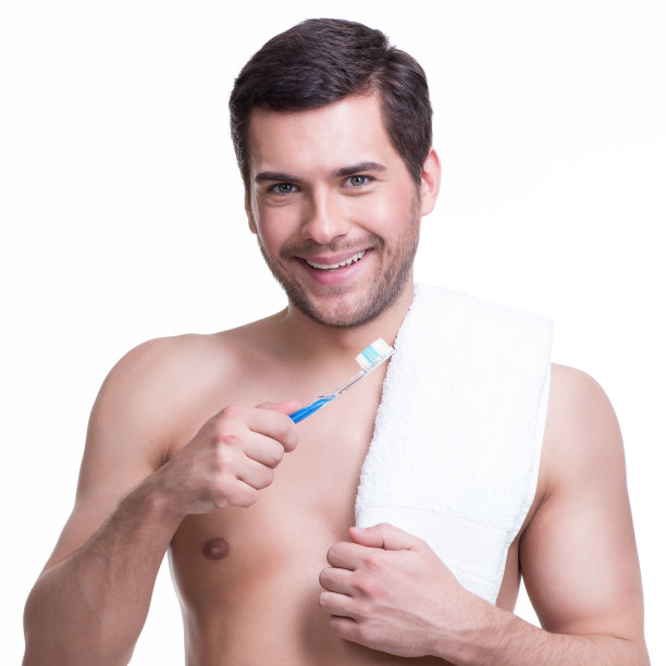 微笑的年轻人拿着牙刷。图片下载