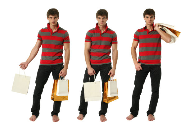 三个年轻性感的男人拿着购物袋图片下载
