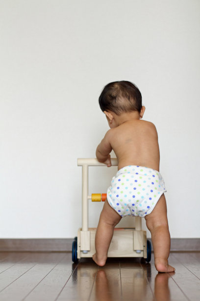 小男孩推着手推车图片下载