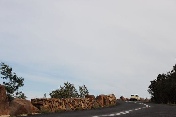 老爷车在山口图片下载