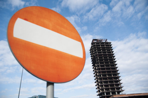 禁止交通路标和废弃摩天大楼图片下载