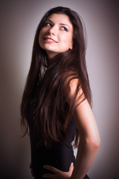 年轻女子的肖像图片下载