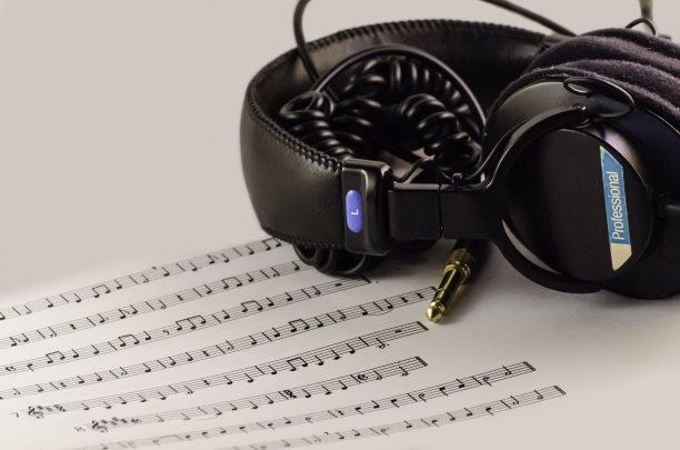 工作室耳机和音乐表图片下载
