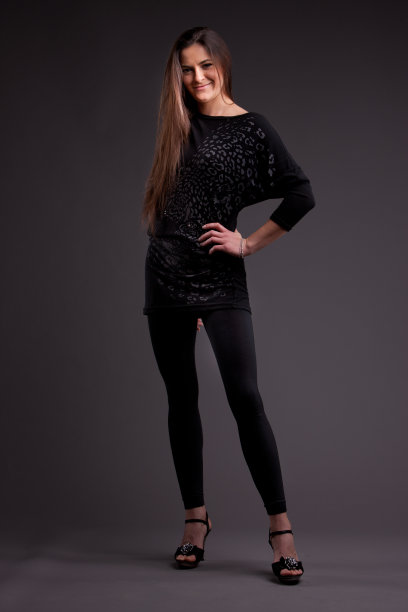 美丽自信的女人摆姿势图片下载