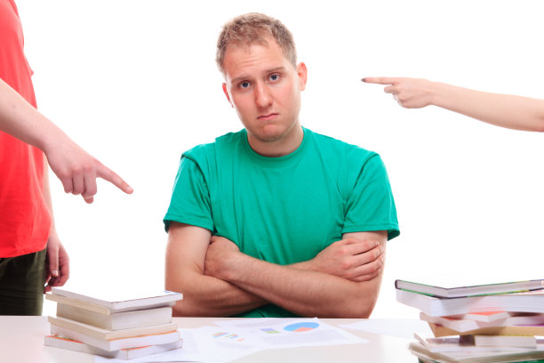 他坐在桌前，有学习问题图片下载