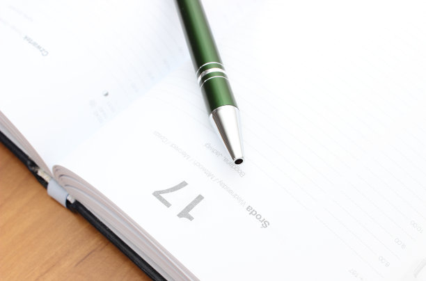 日历上绿色钢笔的特写图片下载