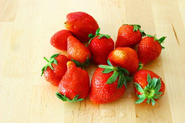 新鲜的草莓图片下载