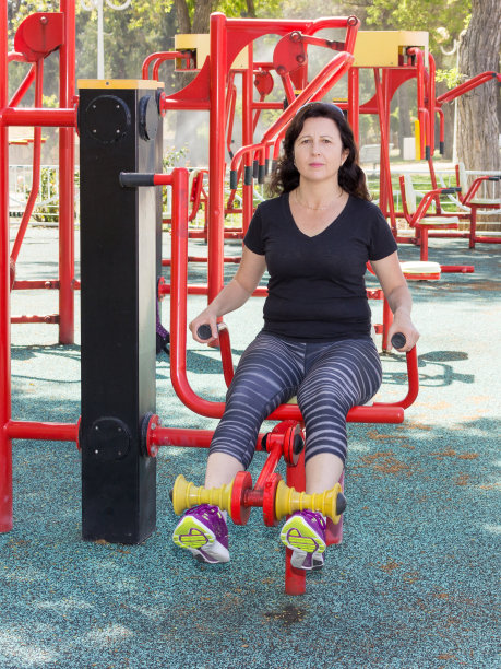 正在接受运动模拟训练的女人图片下载