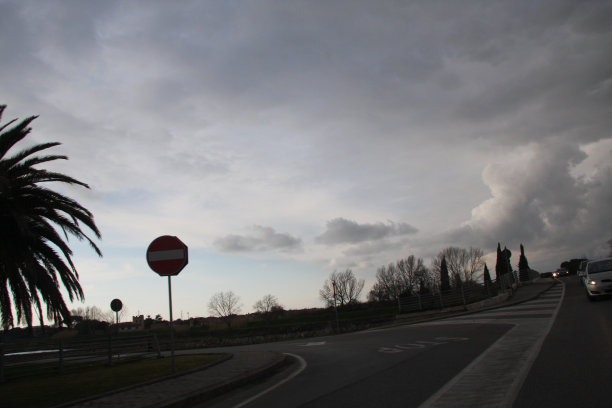 多云的一天图片下载