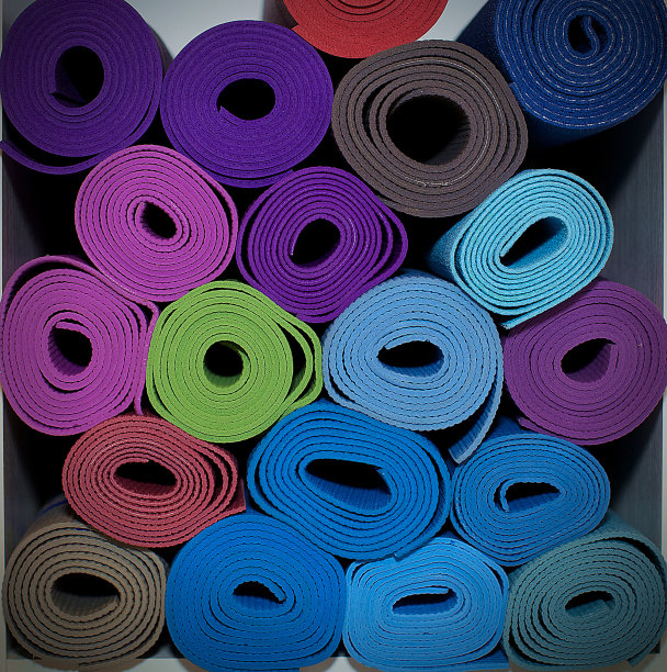 色彩斑斓的瑜伽垫图片下载