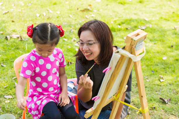 小亚洲女孩在画画图片下载