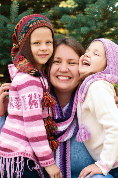 幸福的一家人在圣诞树旁拥抱图片下载