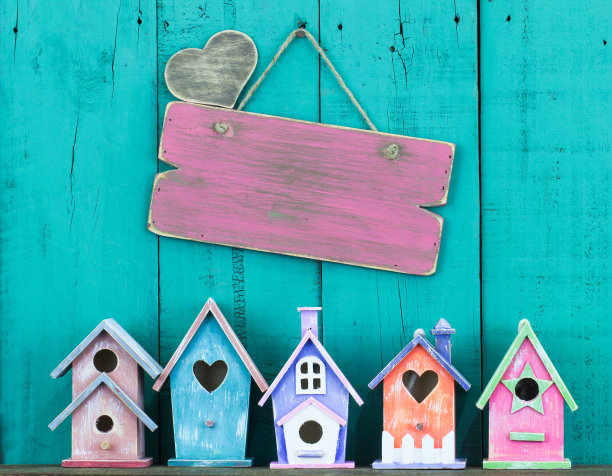 粉彩鸟屋上方挂着空白的粉色标志图片下载