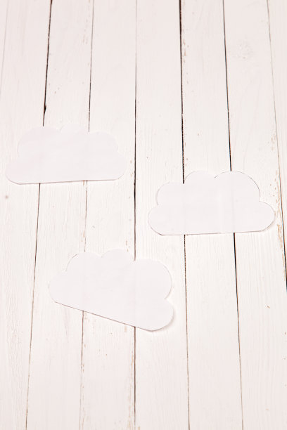 纸云在白色的桌子上图片下载