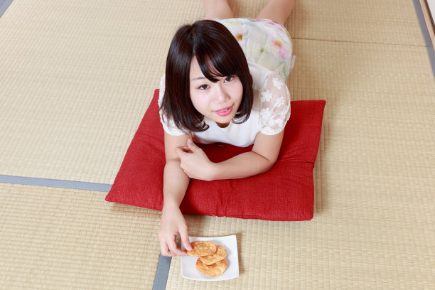 吃米饼的女人图片下载