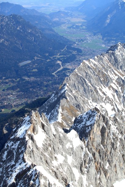 冬天的雪覆盖了欧洲德国的祖格斯皮茨山图片下载