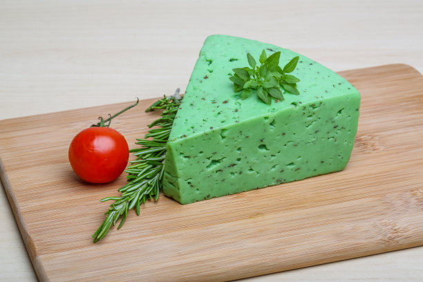 绿色香蒜沙司和罗勒叶图片下载