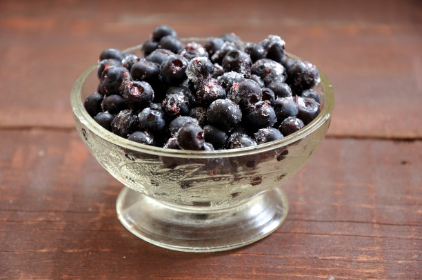 玻璃碗里的冷冻蓝莓图片下载