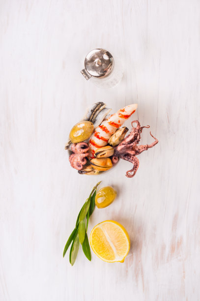 海鲜碗，柠檬和橄榄木背景图片下载