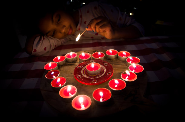 恋爱中的女孩点燃了圣瓦伦蒂诺的心图片下载