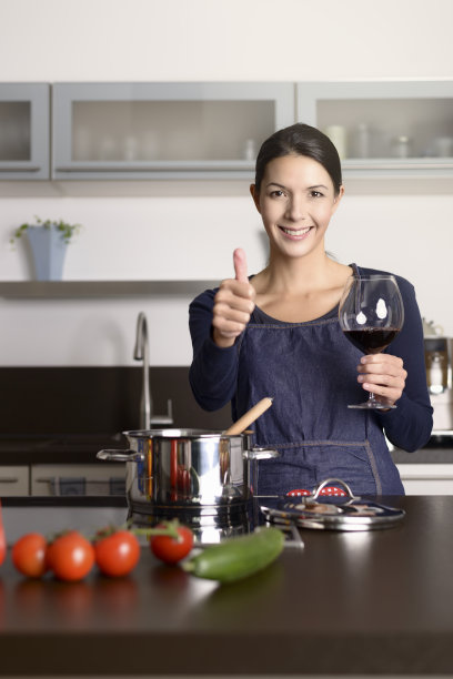 微笑的家庭主妇竖起大拇指图片下载