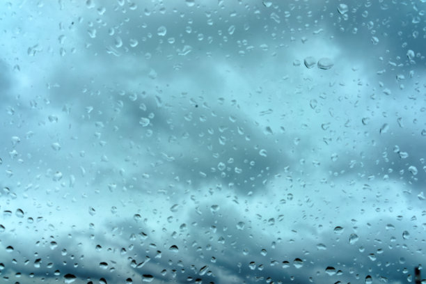 蓝色玻璃背景上的雨滴图片下载