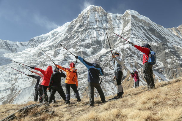 登山者在前往喜马拉雅山的帐篷峰途中休息图片下载