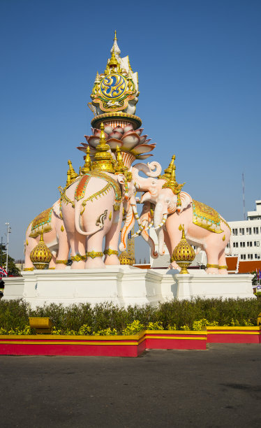 曼谷的三只粉色大象雕像图片下载