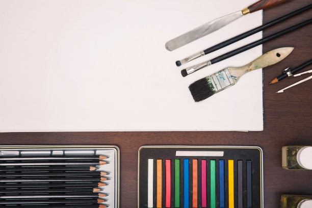 桌子上的美术用品图片下载