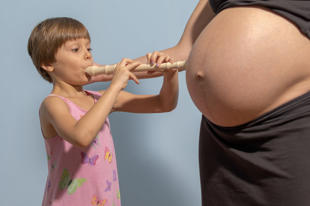 公子用笛子吹孕妇图片下载