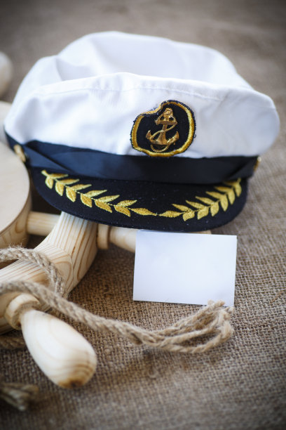 带绳子的木制方向盘图片下载