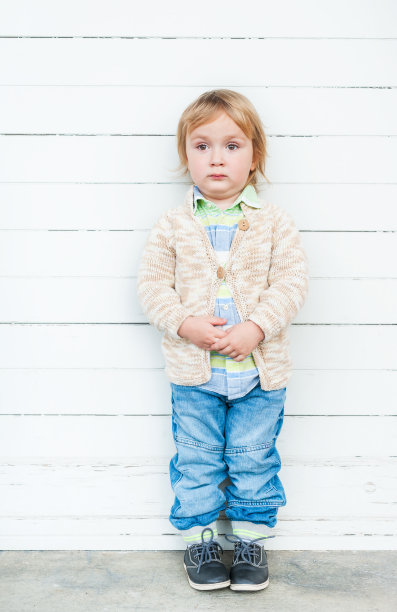 蹒跚学步的小男孩图片下载