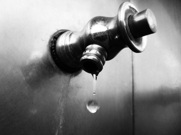 滴水的水龙头图片下载