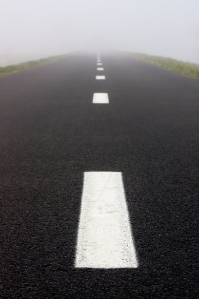 雾蒙蒙的道路图片下载
