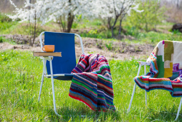 花园的椅子上图片下载