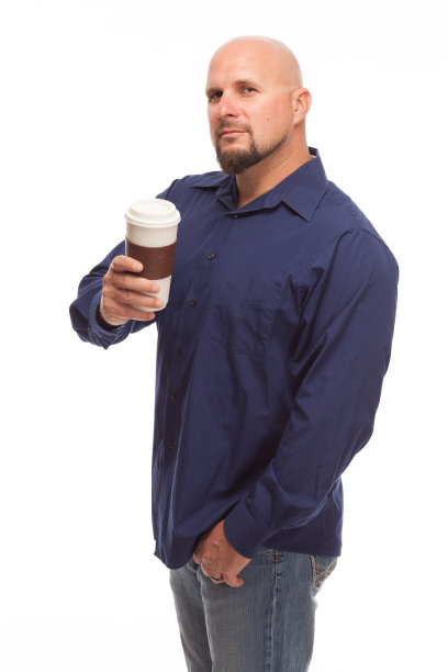 拿着咖啡杯的男人看起来很严肃。图片下载