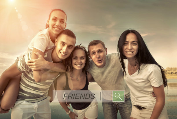 阳光下一群幸福的朋友。图片下载