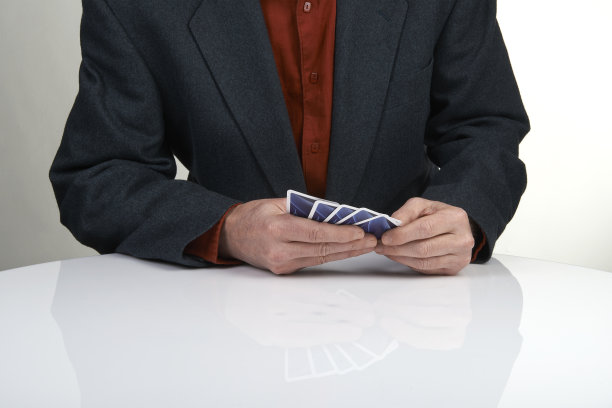 穿西装的男人在打扑克图片下载