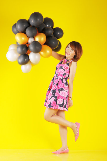 拿着气球的快乐女孩图片下载