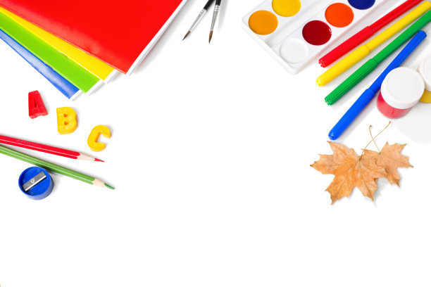 学校装备有铅笔、颜料、画笔和秋叶。图片下载