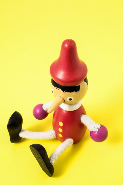 匹诺曹玩具雕像图片下载