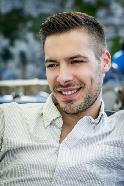 年轻微笑的男人图片下载