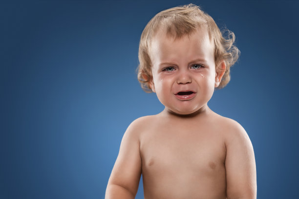 小男孩在哭图片下载