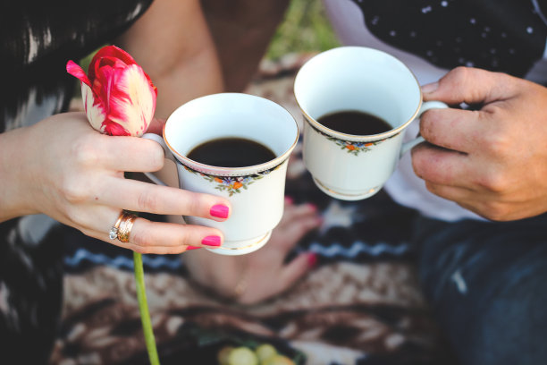 手握一杯茶的恋人图片下载