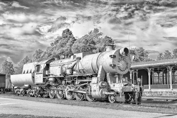 火车站站台上的单色老式乡村机车。图片下载