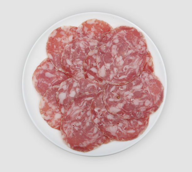 把香肠片放在盘子里图片下载