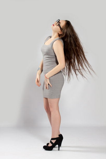 长发少女身穿灰色迷你裙，戴着酷酷的眼镜图片下载